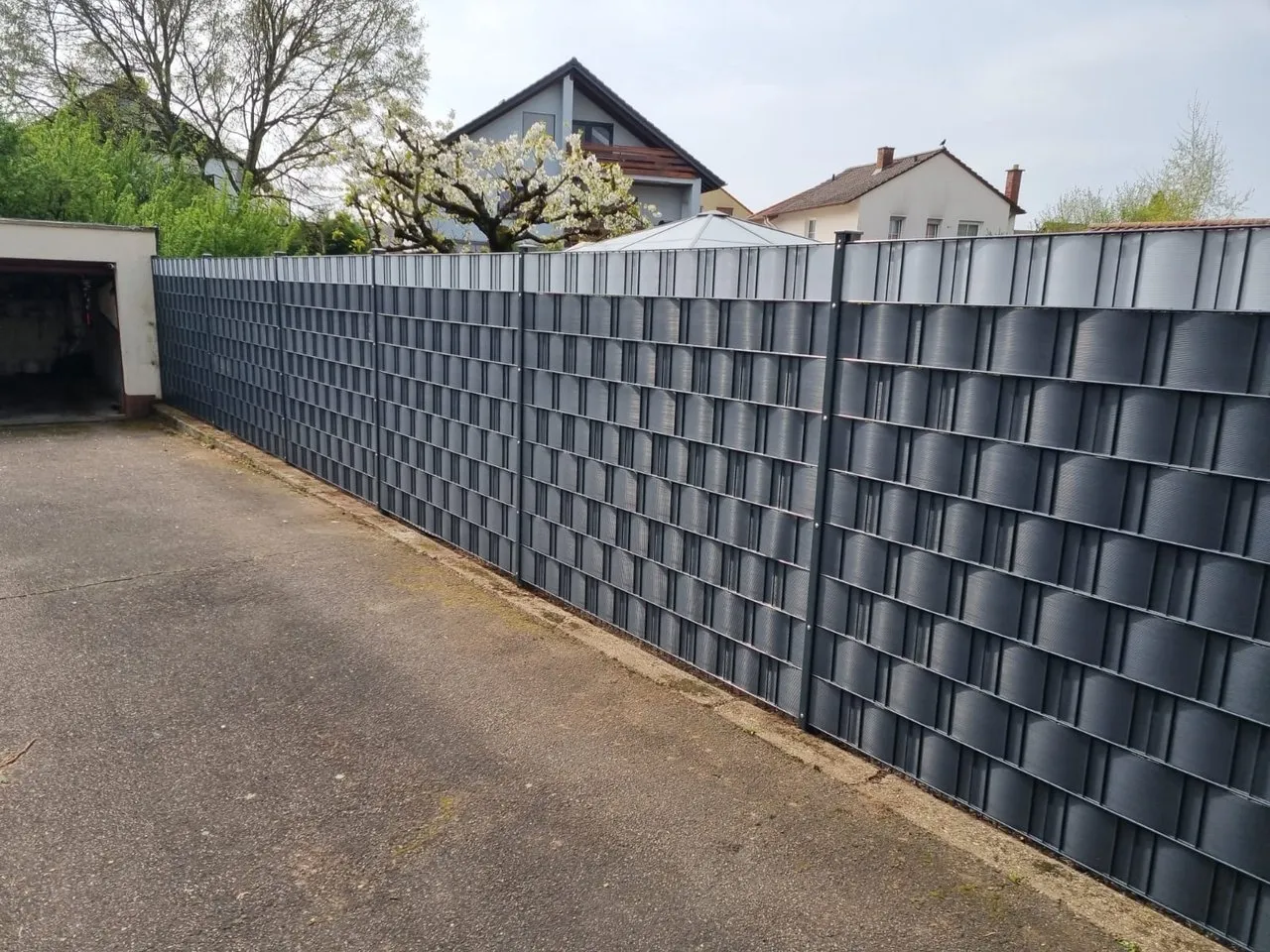 Doppelstabmatten-Zäune mit Sichtschutz – Referenzprojekt von HEID ZAUN
