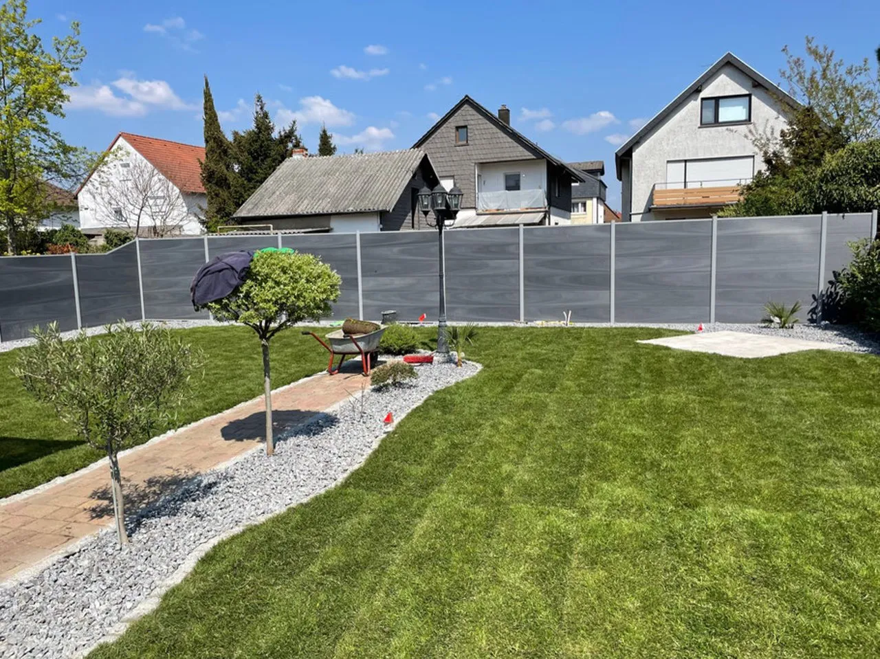 Garten mit neuem Doppelstabmattenzaun und Sichtschutz in Anthrazit