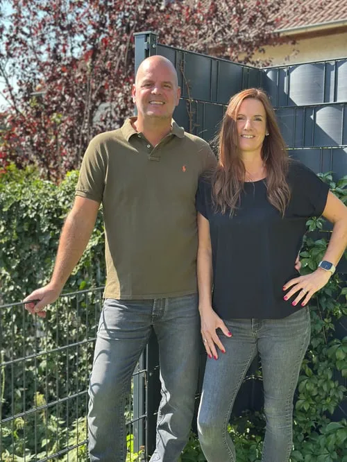Das Team von HEID ZAUN vor einer fertig montierten Zaunanlage